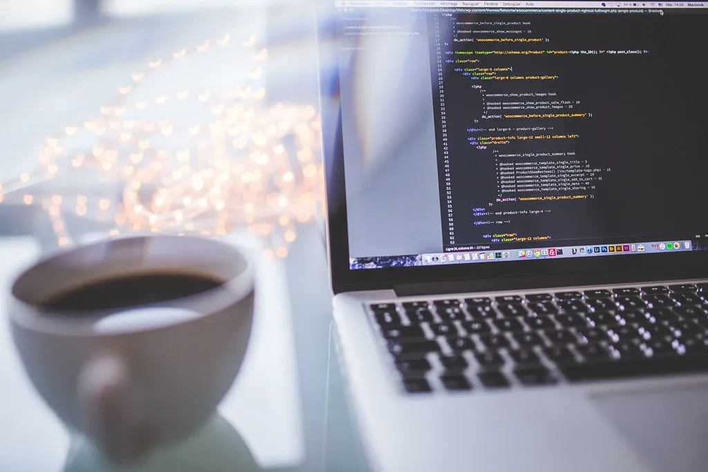 Software engineer bekerja dengan laptop