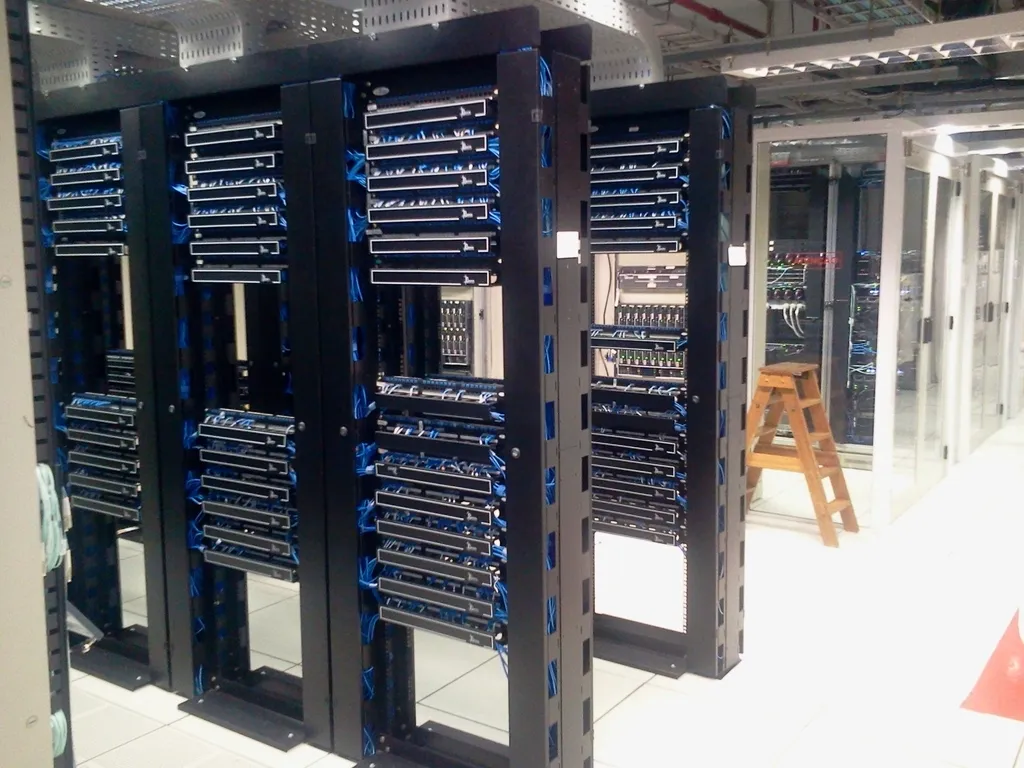 Rak server di ruang data center